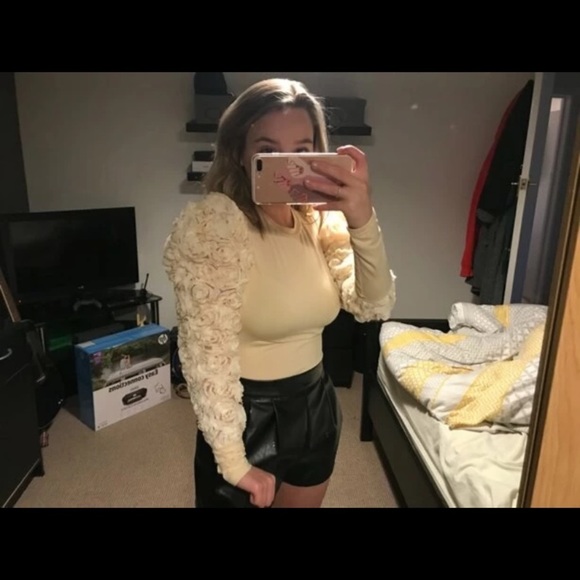 NEW INVENTORY 🔥3D Flower Appliqué Lantern Sleeve Form Fitted Bodysuit🔥 - Picture 7 of 10